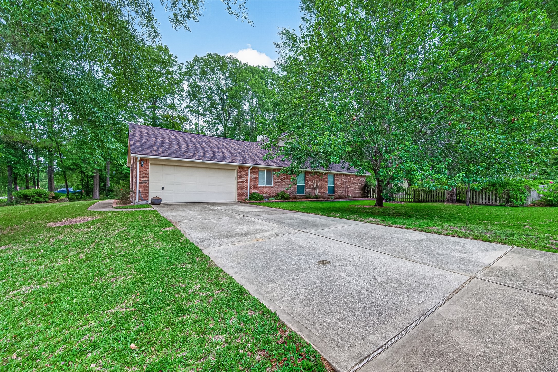 12455 West Summerlin Conroe, TX 77302 - Photo 4 of 31 a front view of house with yard and green space