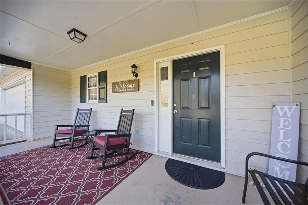 10 Stoneview Circle Covington, GA 30016 - Photo 4 of 25 a living room with furniture and a rug