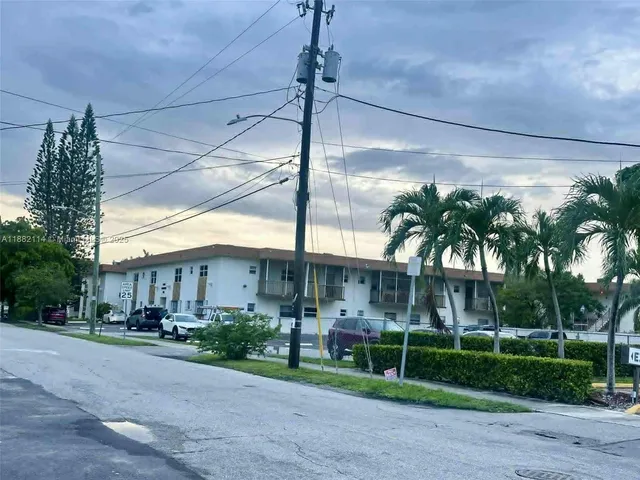 $2,180 | 415 Northeast 2nd Street, Unit 202, Hallandale Beach, FL 33009