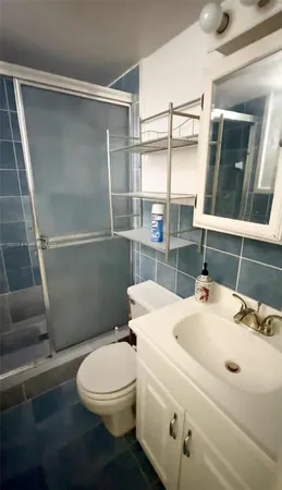 $2,000 | 415 Northeast 2nd Street, Unit 202, Hallandale Beach, FL 33009