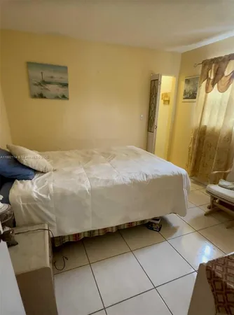 $2,000 | 415 Northeast 2nd Street, Unit 202, Hallandale Beach, FL 33009