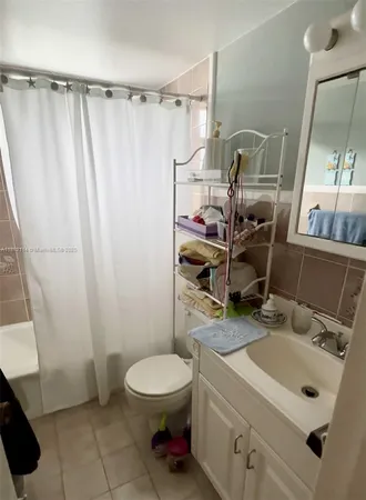 $2,000 | 415 Northeast 2nd Street, Unit 202, Hallandale Beach, FL 33009