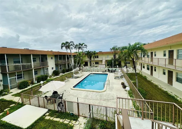 $2,000 | 415 Northeast 2nd Street, Unit 202, Hallandale Beach, FL 33009