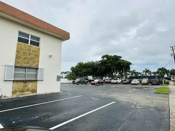 $2,000 | 415 Northeast 2nd Street, Unit 202, Hallandale Beach, FL 33009
