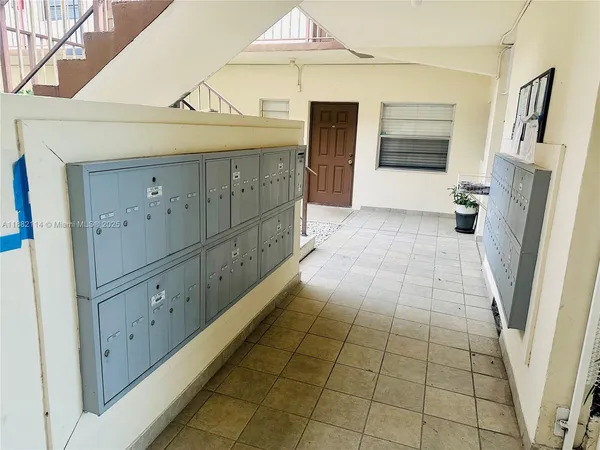 $2,000 | 415 Northeast 2nd Street, Unit 202, Hallandale Beach, FL 33009