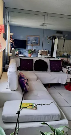 $2,000 | 415 Northeast 2nd Street, Unit 202, Hallandale Beach, FL 33009