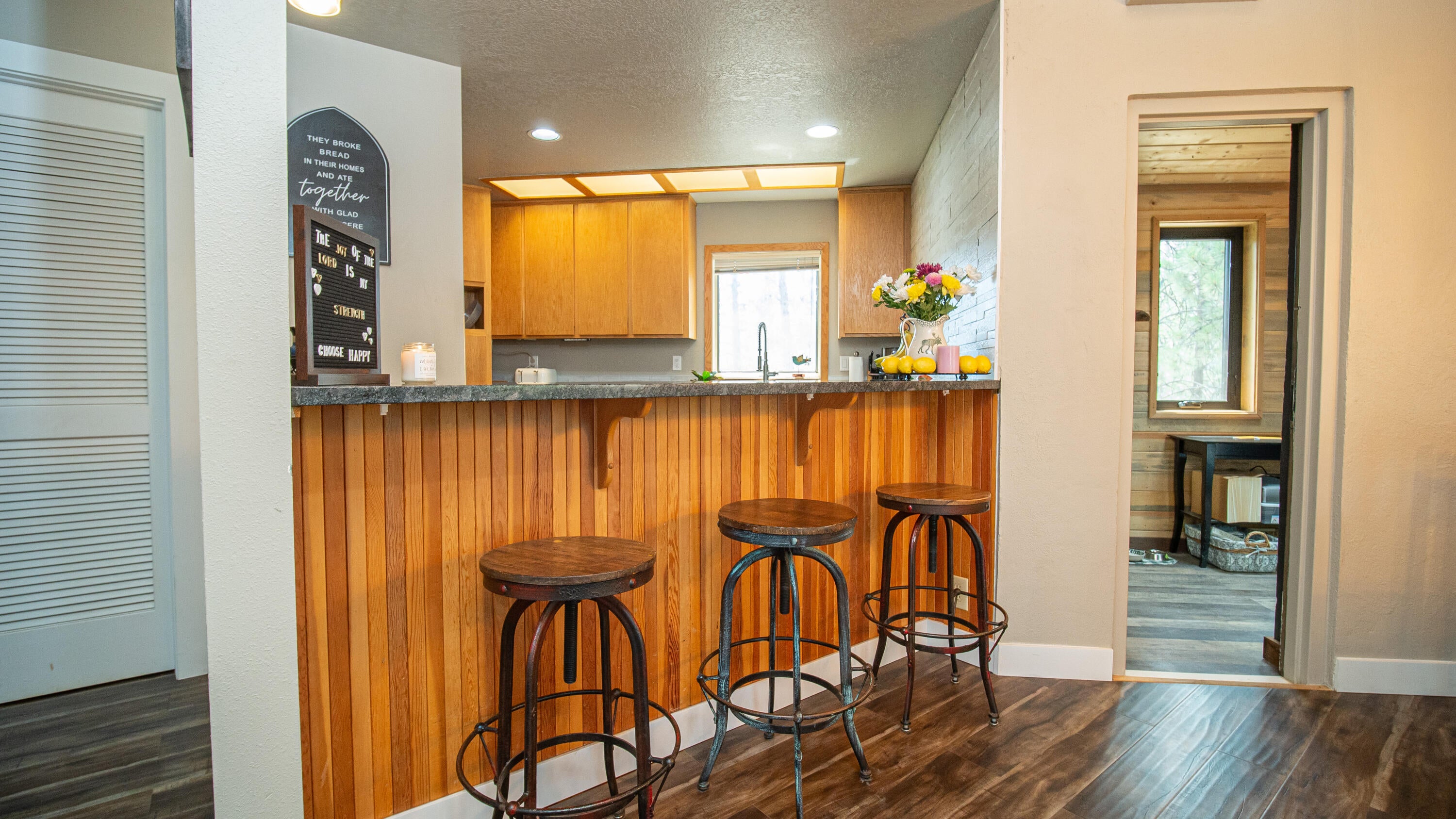17907 Rhododendron Lane, Unit 11 Sunriver, OR 97707 - Photo 5 of 44 Great kitchen bar