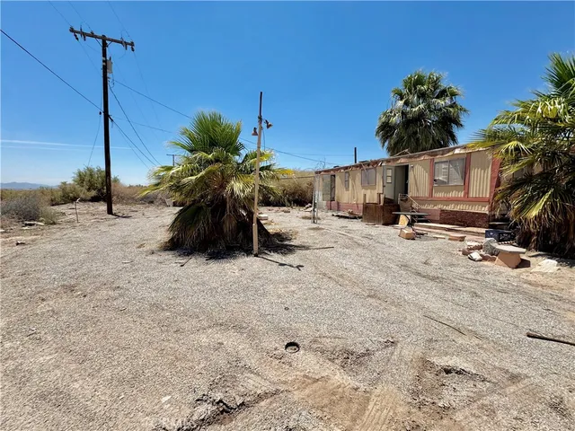 a view of a house with yard