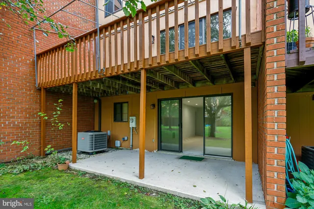 a sign that is sitting on a brick wall