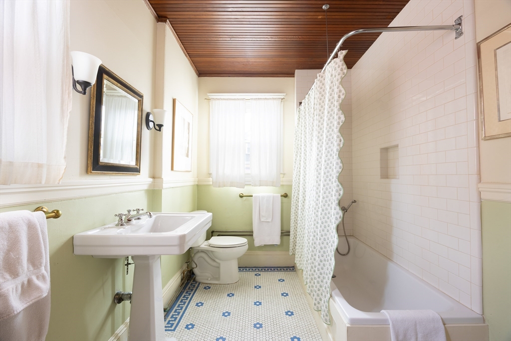 15 Lyndhurst Street Boston, MA 02124 - Photo 19 of 23