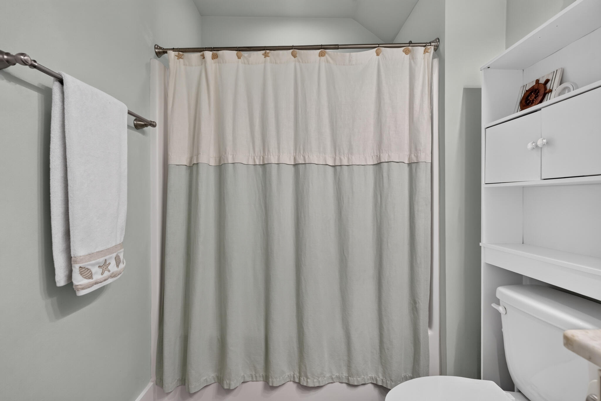 995 Airport Road, Unit 1 Destin, FL 32541 - Photo 21 of 62 Guest bath shower