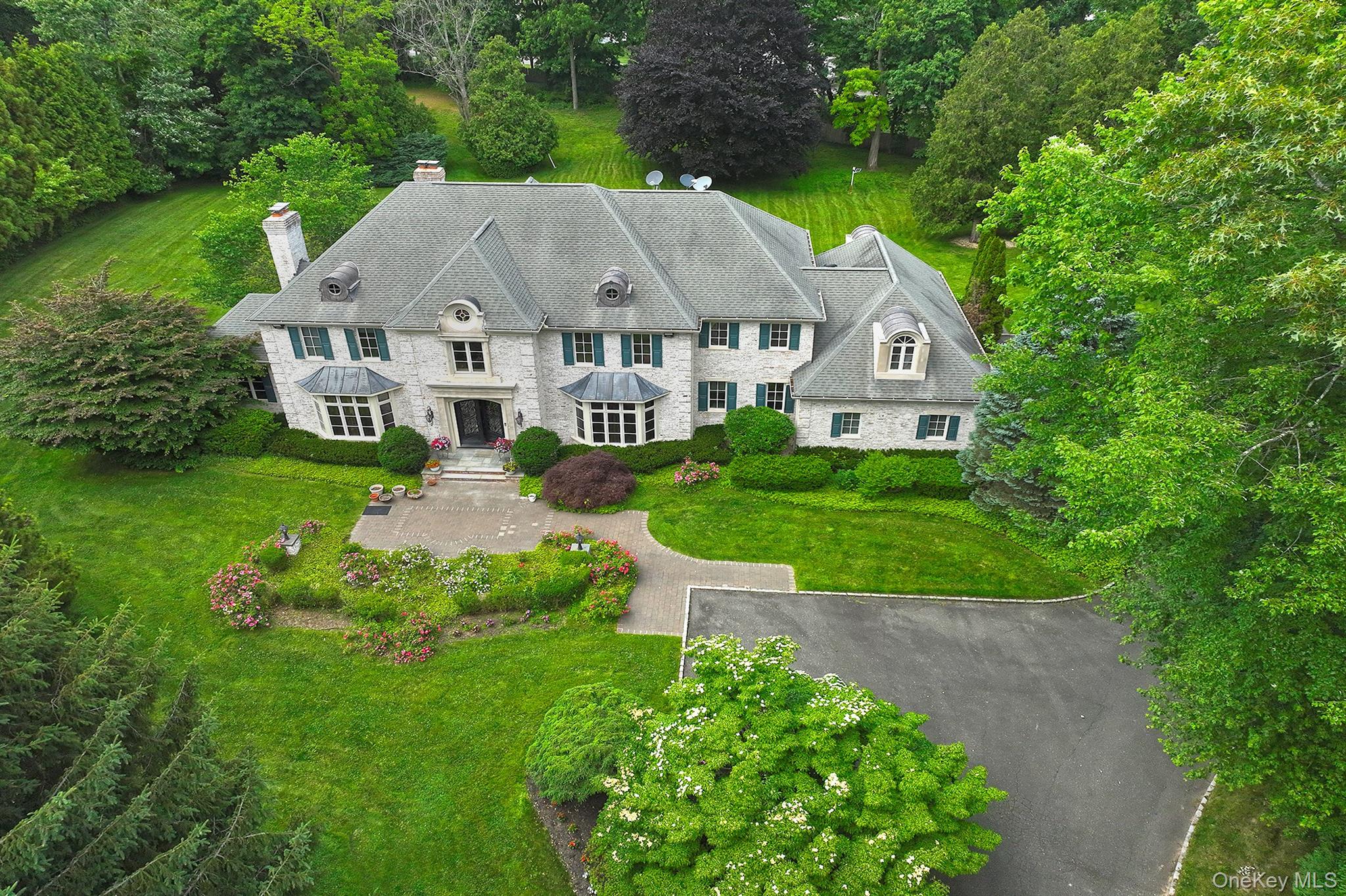 14 Norgate Road Glen Head, NY 11545 - Photo 43 of 44 an aerial view of a house with a garden