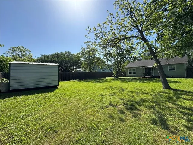 a view of a house with backyard