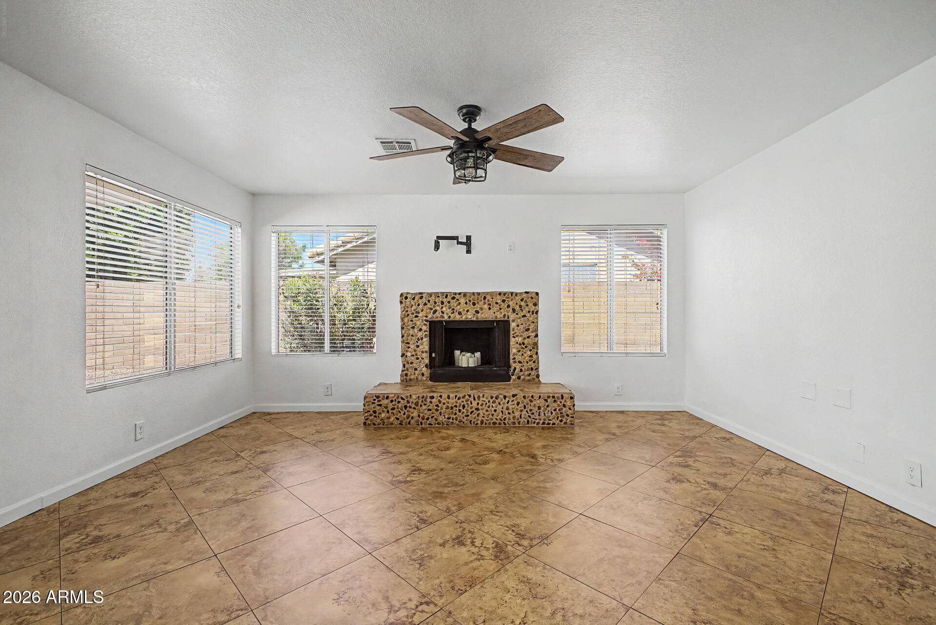 3404 North Ravine Mesa, AZ 85215 - Photo 14 of 43 Living area
