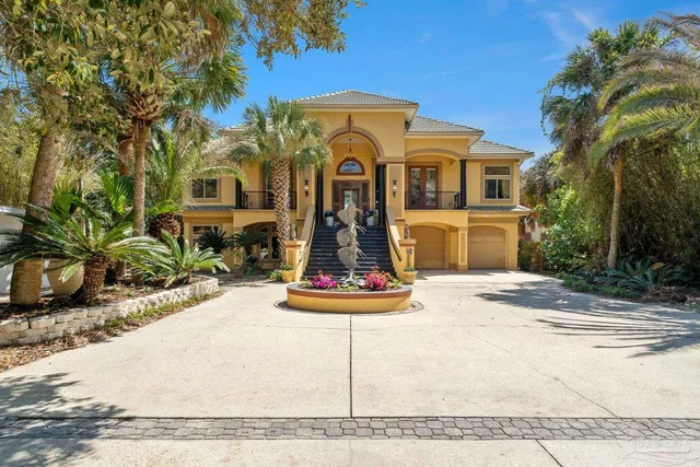 a view of a backyard