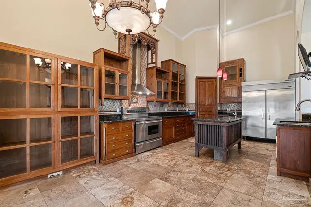 a view of a livingroom with a ceiling fan and window