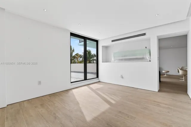 $559,900 | 1800 Collins Avenue, Unit 5E, Miami Beach, FL 33139