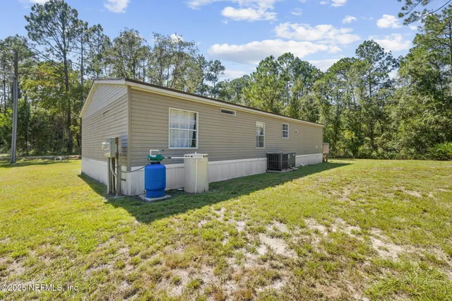 a view of a house with backyard and garden