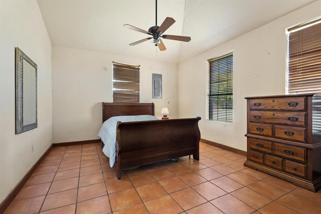 5777 State Highway 160 Whitewright, TX 75491 - Photo 20 of 36 a bedroom with a bed and a window