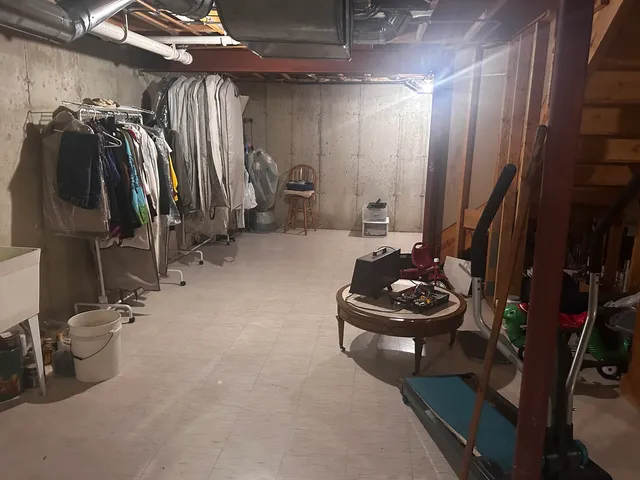 a room with lots of trees and flowers