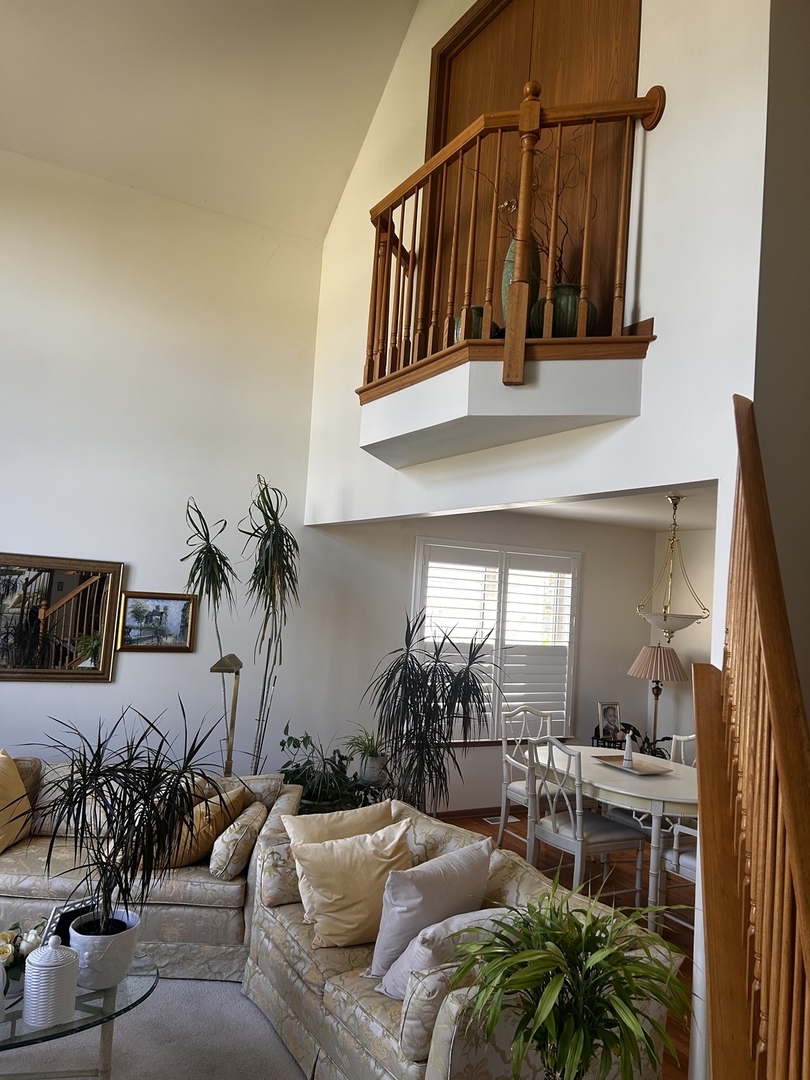 18623 Augusta Lane Hazel Crest, IL 60429 - Photo 10 of 21 a living room with furniture