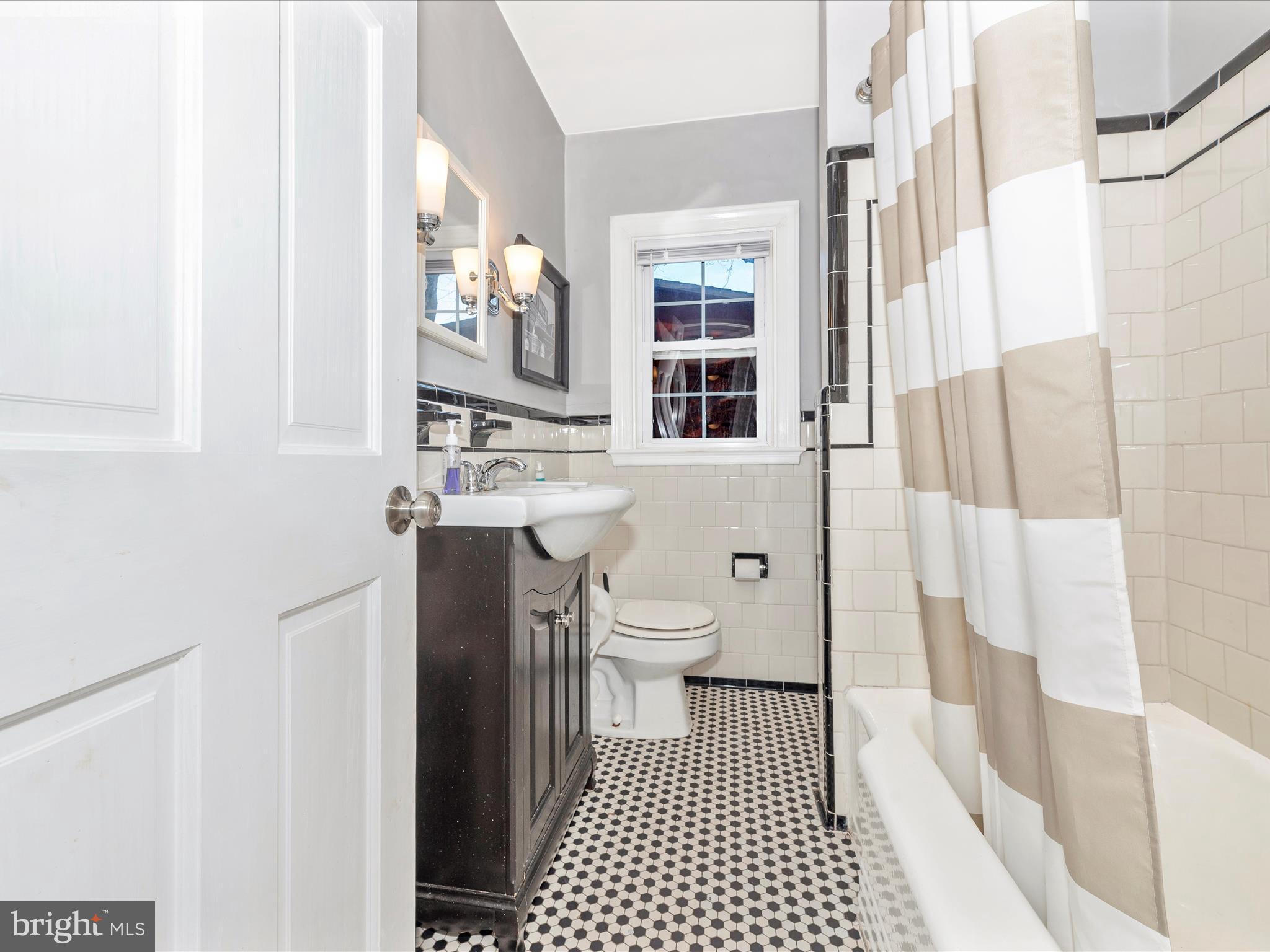 26946 Ridge Road Damascus, MD 20872 - Photo 31 of 53 Hall Bathroom Main Floor