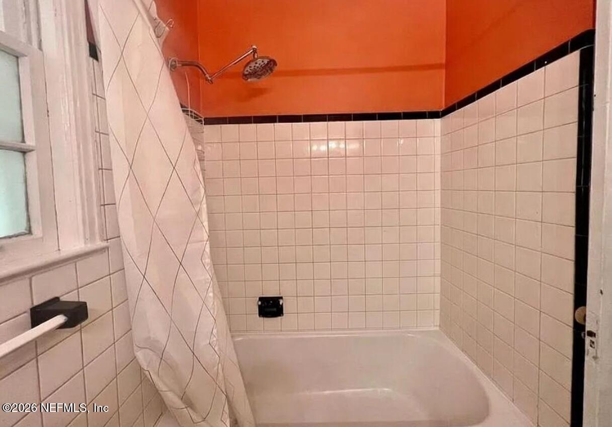 4659 Post Street Jacksonville, FL 32205 - Photo 18 of 24 a bathroom with a bathtub
