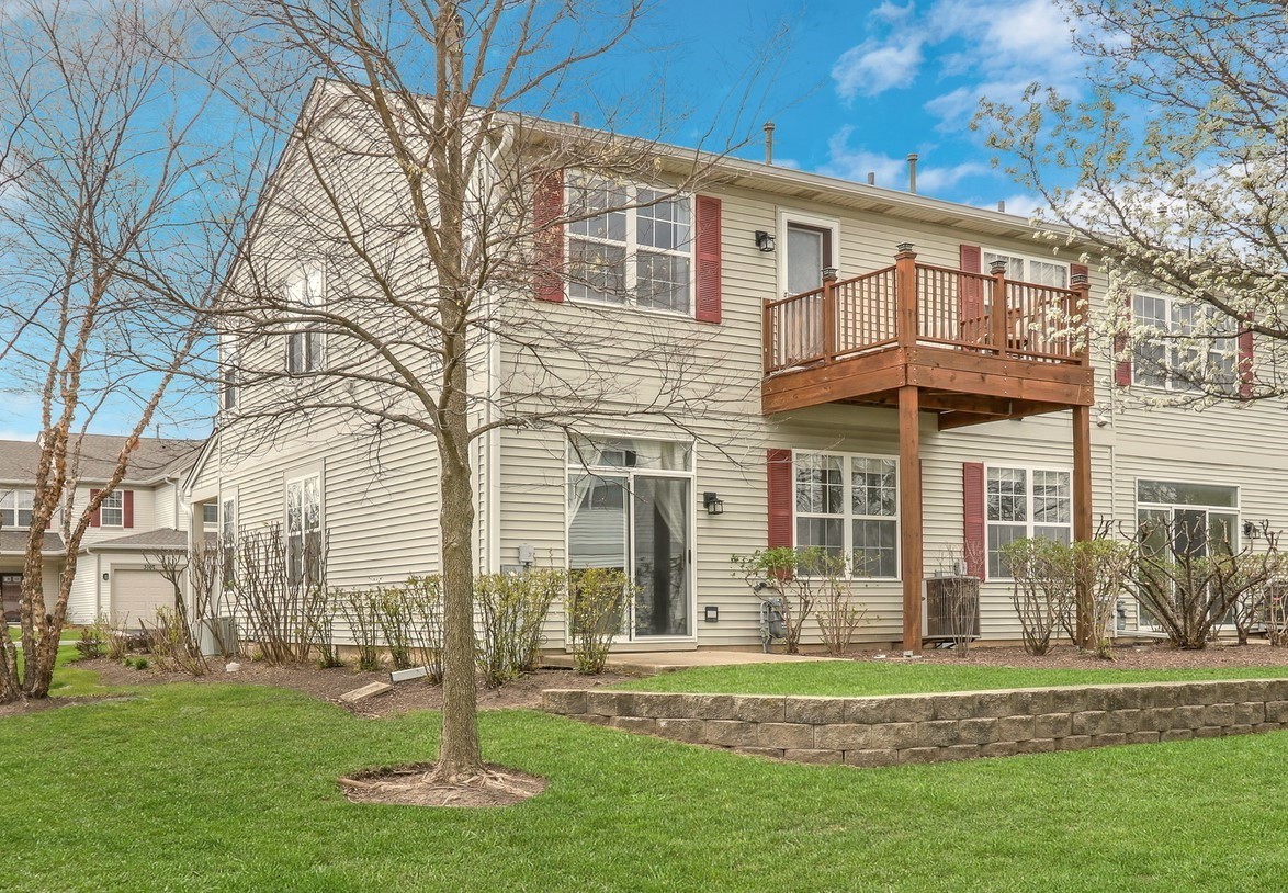 3175 Falling Waters Lane Lindenhurst, IL 60046 - Photo 2 of 19 a front view of a house with a garden
