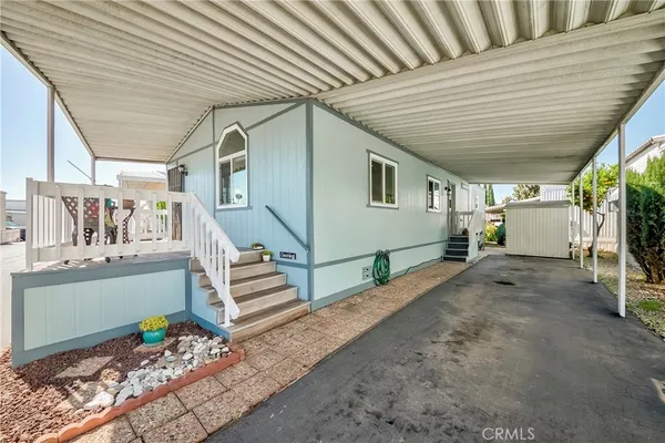 a view of entryway with patio