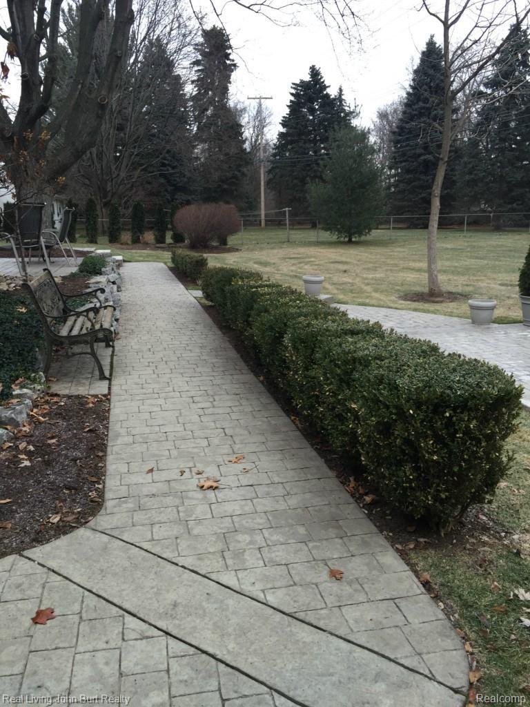 188 Texas Avenue Rochester, MI 48309 - Photo 30 of 31 BENCH TO ENJOY THE YARD