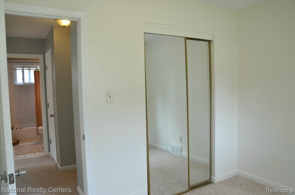 3805 Mapleleaf Road Waterford, MI 48328 - Photo 27 of 30 Bedroom #3 - closet space and updated.