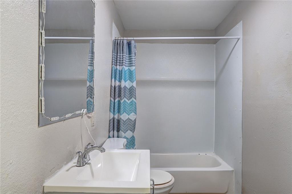 2122 Monroe Avenue Macon, GA 31204 - Photo 15 of 16 a bathroom with a bathtub and a sink