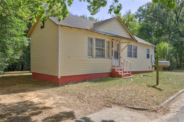 a view of a house with a yard