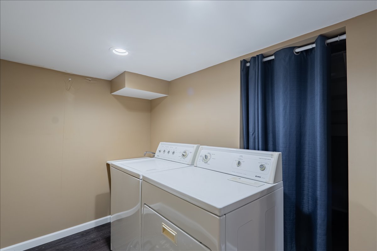 8 Felton Place Bloomington, IL 61701 - Photo 22 of 31 a utility room with dryer and washer