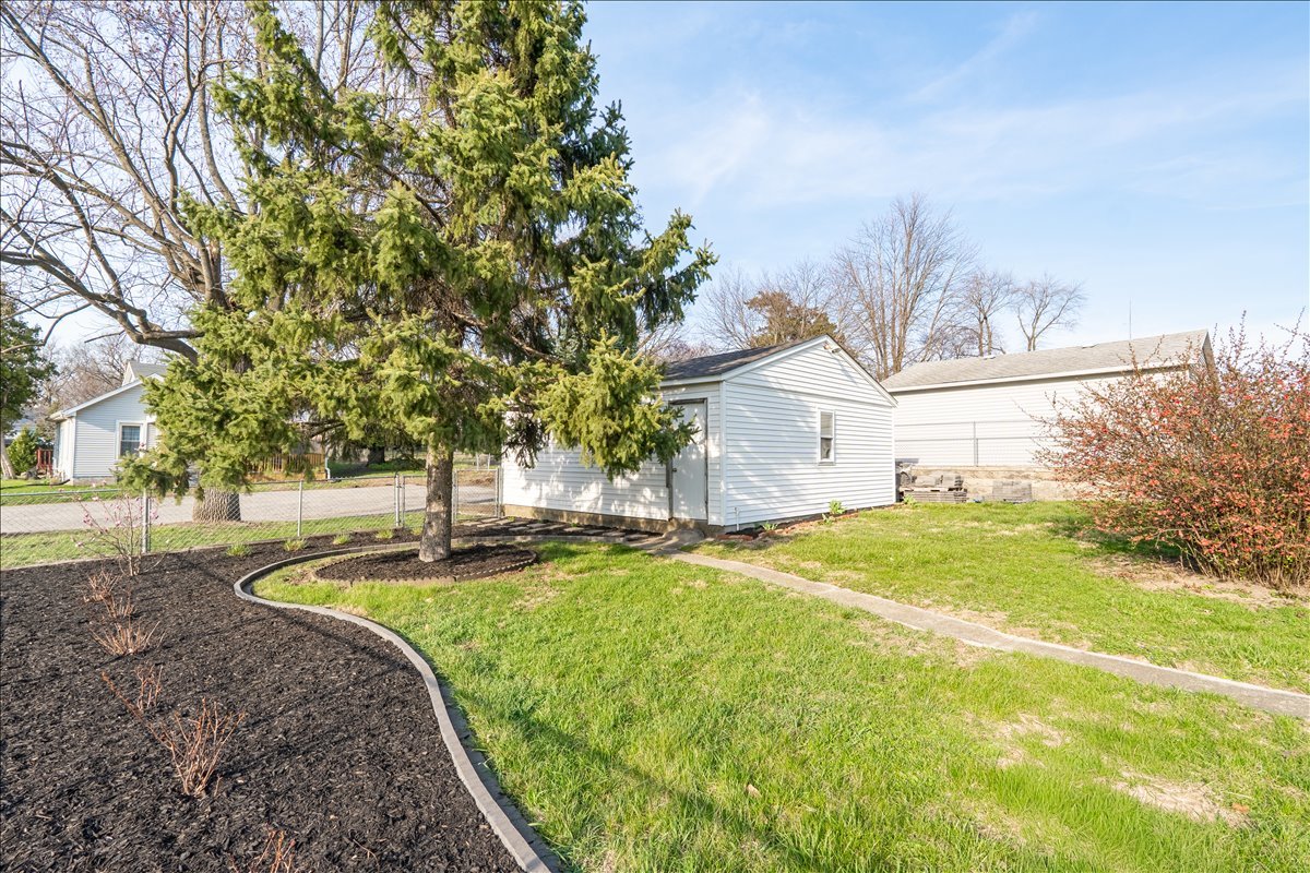 8 Felton Place Bloomington, IL 61701 - Photo 27 of 31 a view of a backyard with large trees