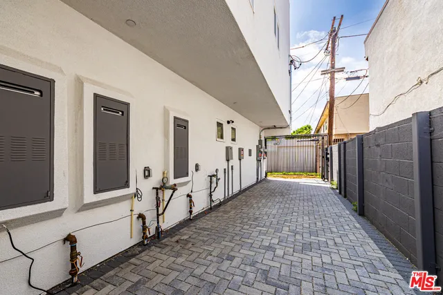 $4,926 | 2055 1/2 South Garth Avenue, Los Angeles, CA 90034