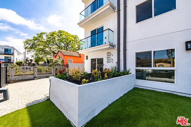 $4,926 | 2055 1/2 South Garth Avenue, Los Angeles, CA 90034