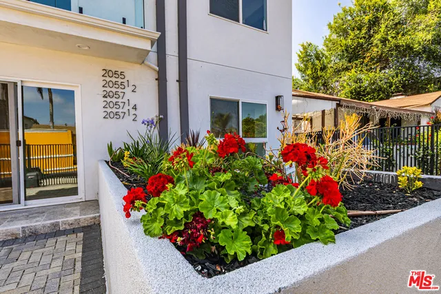 $4,926 | 2055 1/2 South Garth Avenue, Los Angeles, CA 90034