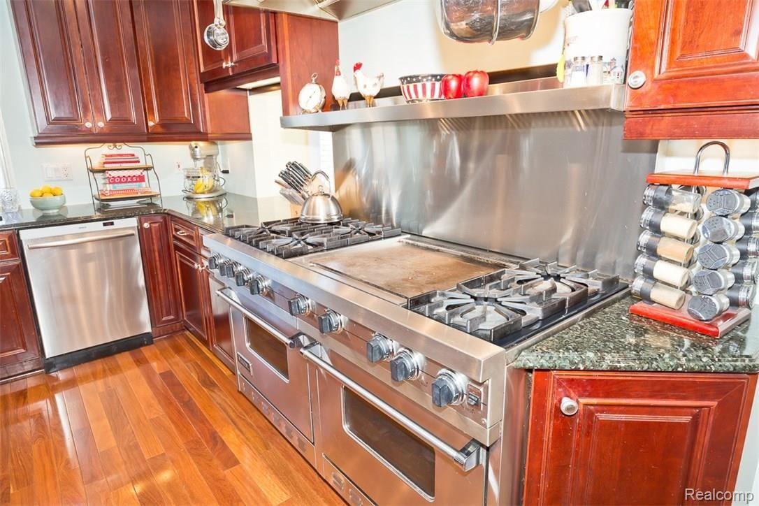 3175 Noble Road Oxford, MI 48370 - Photo 39 of 58 Viking range with griddle and warming shelf above
