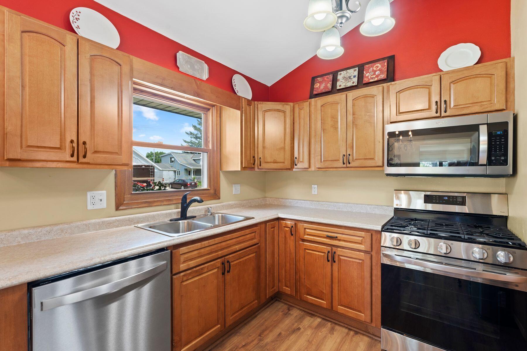 4204 South 93rd Street Greenfield, WI 53228 - Photo 9 of 28 Kitchen