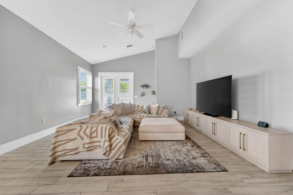 443 Southeast Dolphin Drive Stuart, FL 34996 - Photo 7 of 40 443sedolphindrive_26