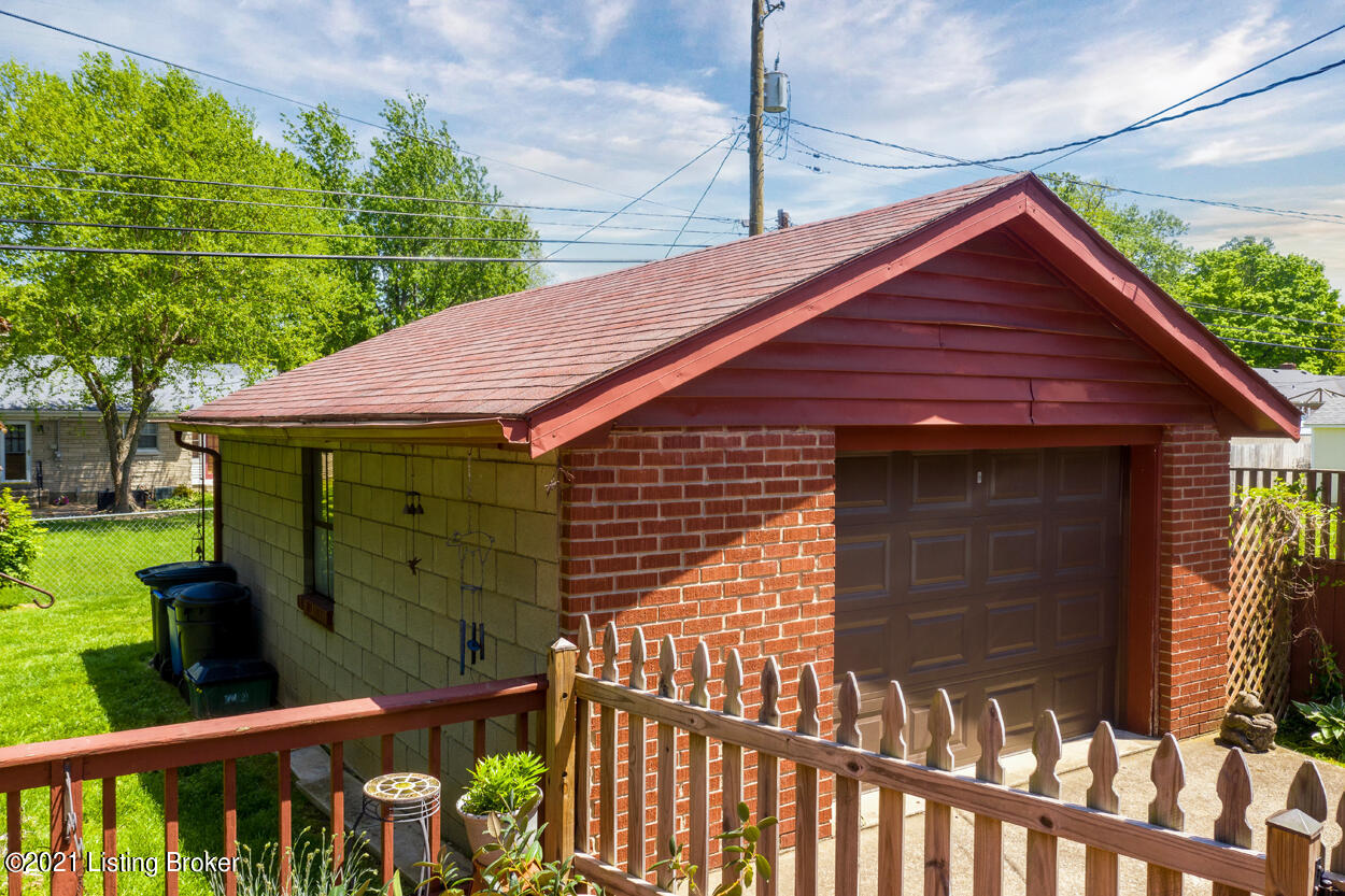 2196 Janlyn Road Louisville, KY 40299 - Photo 10 of 37 15
