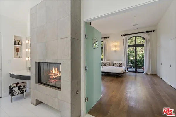 a view of an entryway with a livingroom