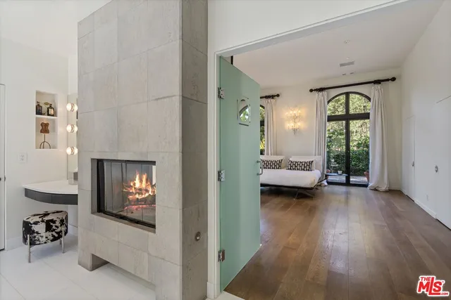 a view of an entryway with a livingroom