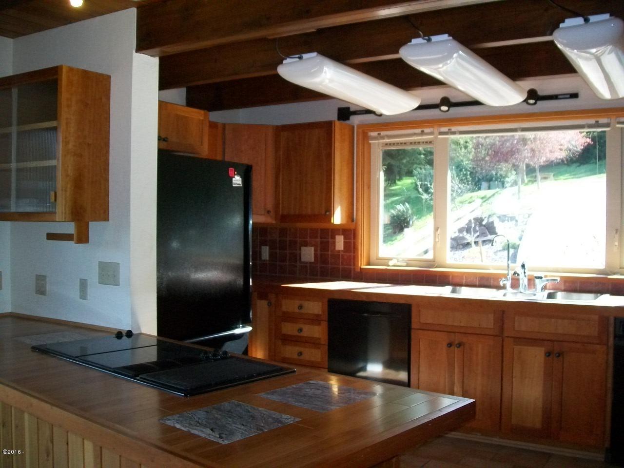 1133 Criteser Loop Toledo, OR 97391 - Photo 25 of 41 kitchen