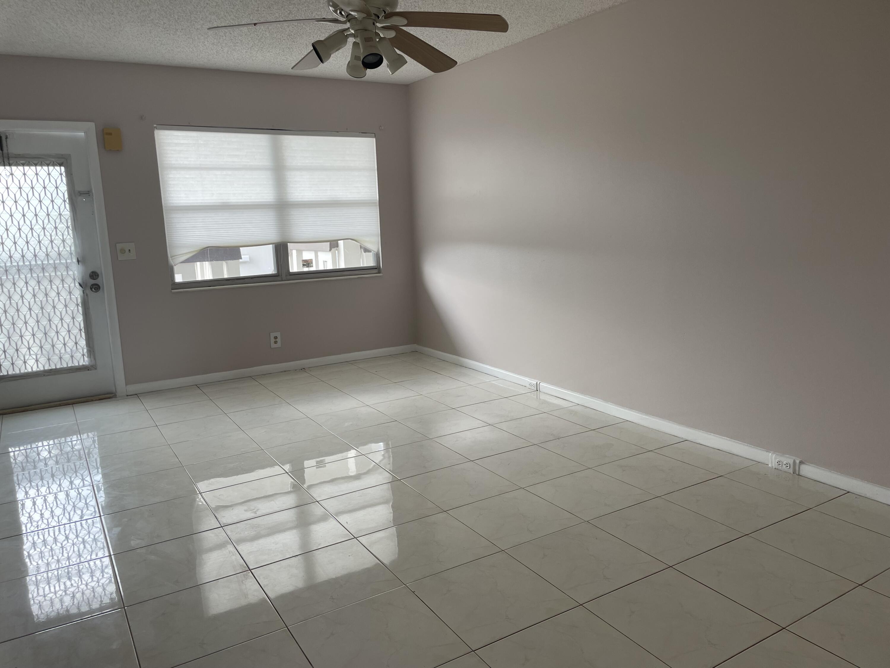4002 Hythe A Boca Raton, FL 33434 - Photo 3 of 9 INTERIOR