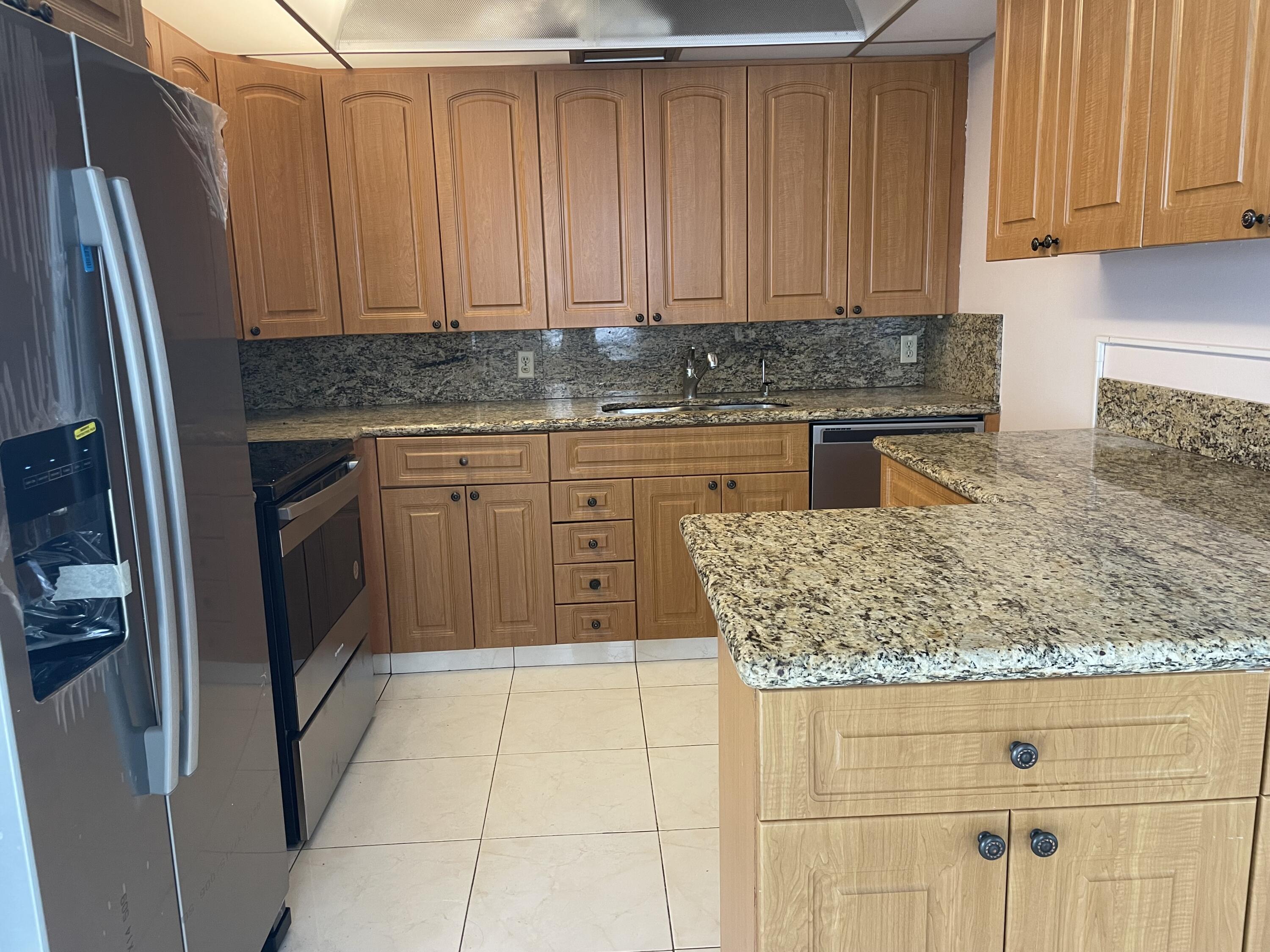 4002 Hythe A Boca Raton, FL 33434 - Photo 4 of 9 KITCHEN