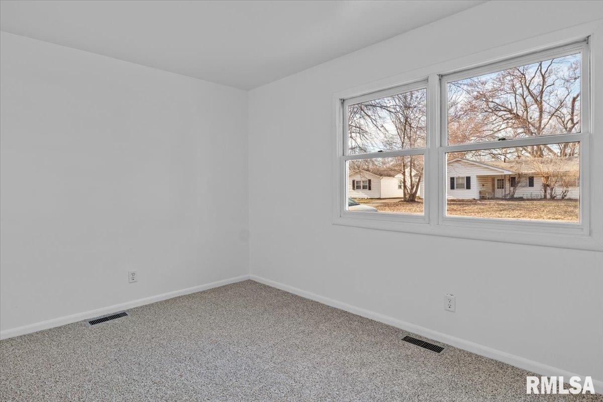 1820 Fairmont Drive Springfield, IL 62702 - Photo 15 of 26