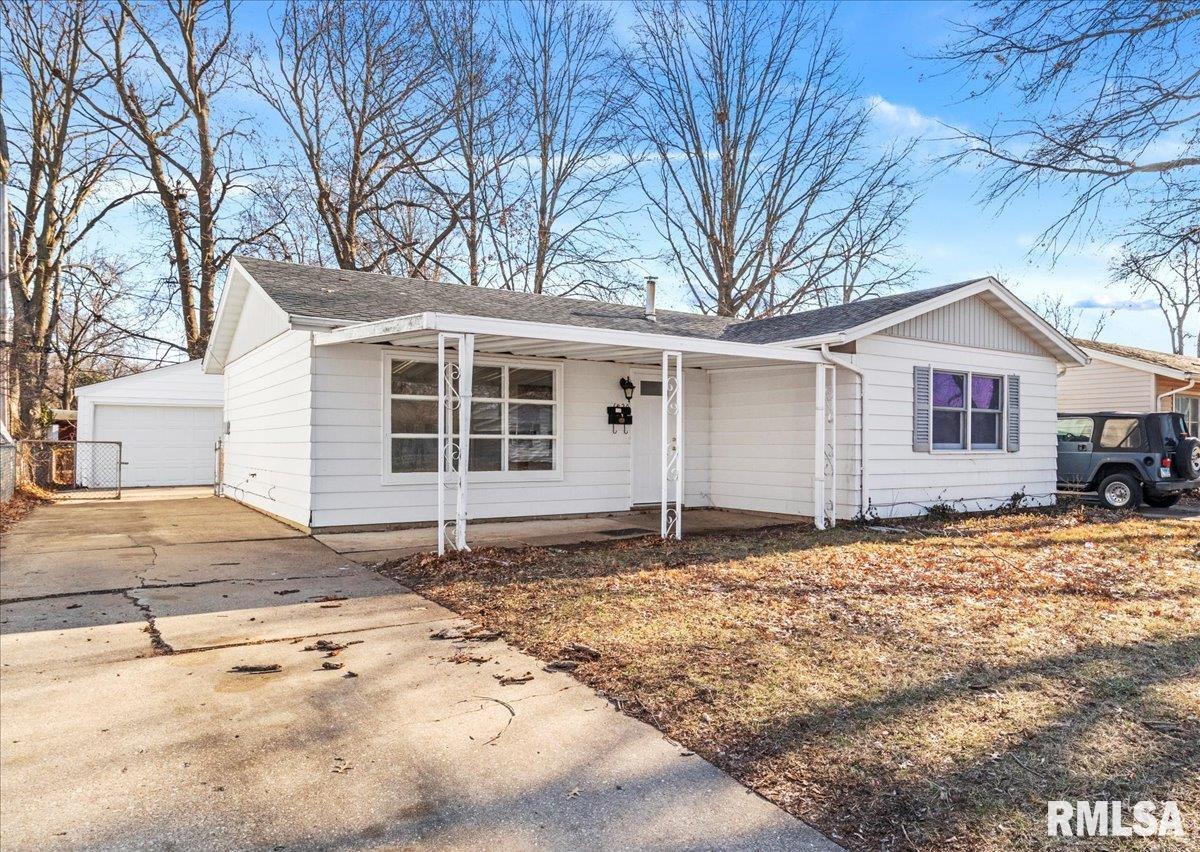 1820 Fairmont Drive Springfield, IL 62702 - Photo 2 of 26