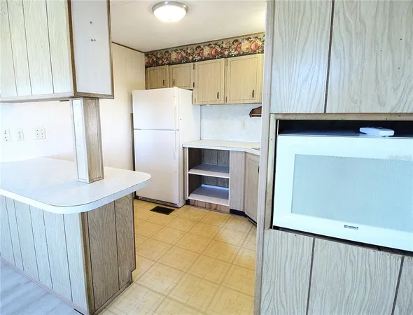 $1,300 | 716 49th Avenue West, Bradenton, FL 34207